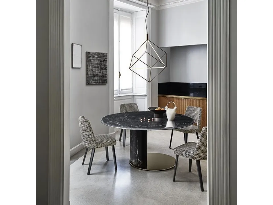 Sedia Thea rivestita in tessuto con gambe in rovere laccato nero poro aperto di Gallotti&Radice