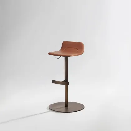 Sgabello Torso con monoscocca in pelle e base girevole in metallo di Potocco
