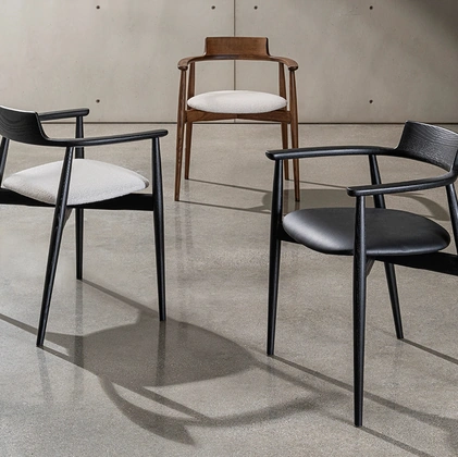 Sedia Xenial in legno con seduta imbottita di Sovet