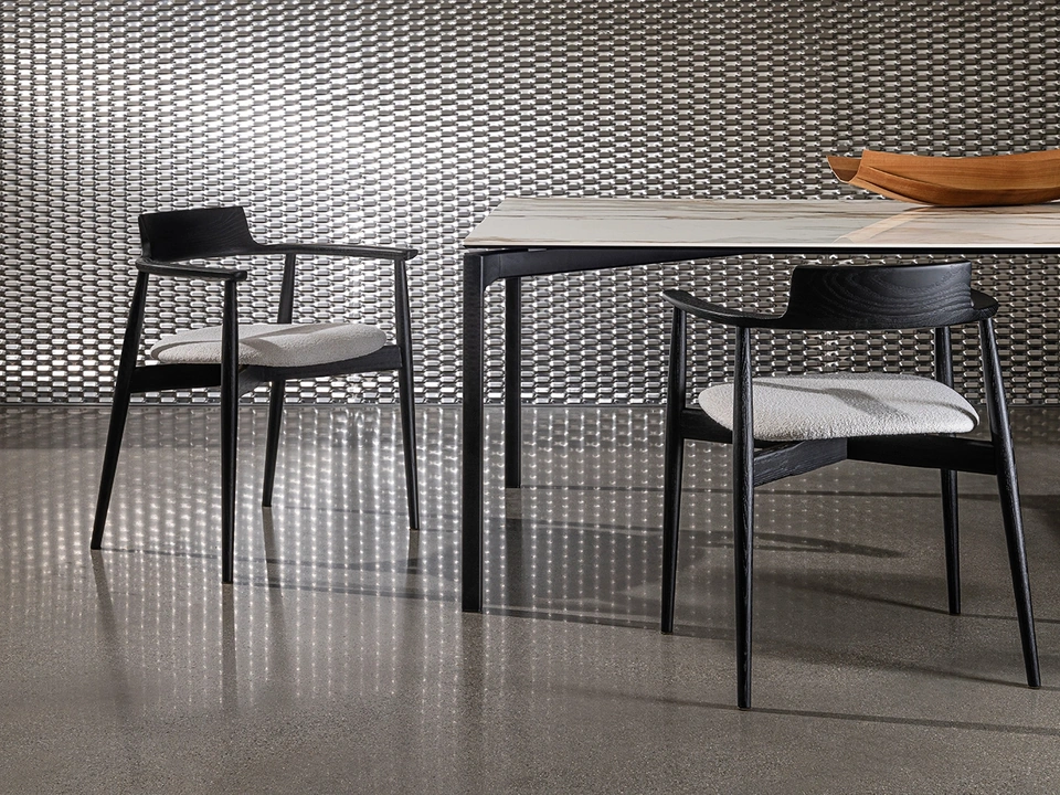 Sedia Xenial in legno con seduta imbottita di Sovet