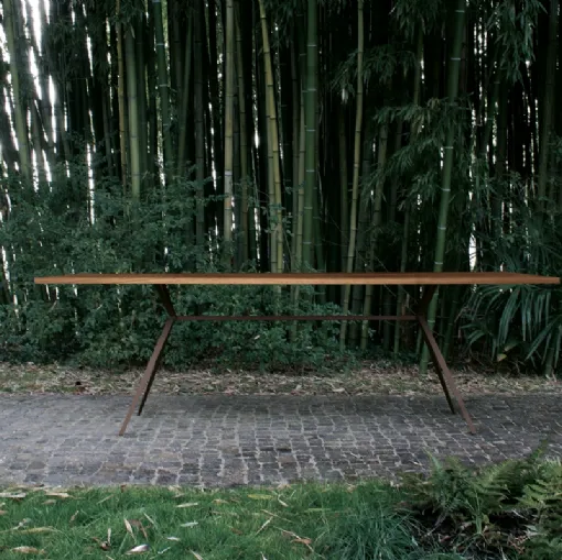 Tavolo outdoor con top in legno massiccio iroko e telaio in acciaio Balance di Extendo