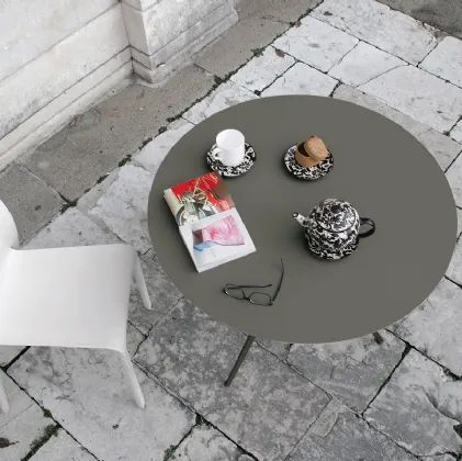 Tavolo rotondo con top in HPL grigio Londra e telaio in acciaio ghisa Balance di Extendo