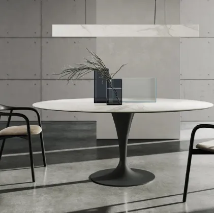 Tavolo Flûte ellittico dalla linea elegante con top in ceramica di Sovet