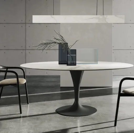 Tavolo Flûte ellittico dalla linea elegante con top in ceramica di Sovet