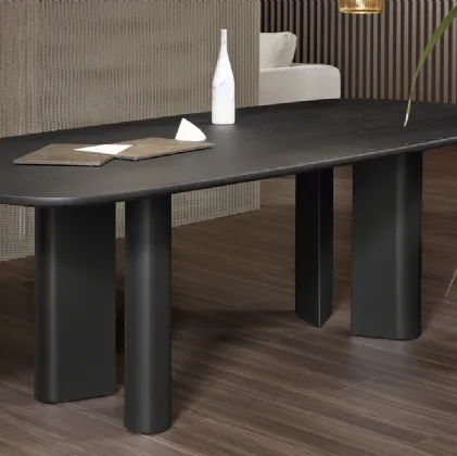 Tavolo Geometric Table con top in legno e base in metallo di Bonaldo