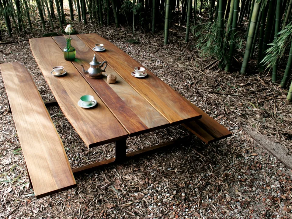 Tavolooutdoor con top in legno massiccio iroko e telaio in acciaio corten Hammer di Extendo