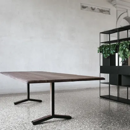 Tavolo rettangolare con top in legno massiccio noce e telaio in acciaio nero IPE di Extendo