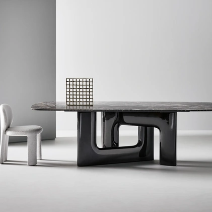 Tavolo di design Liaison con top in marmo e base in poliuretano di Bonaldo