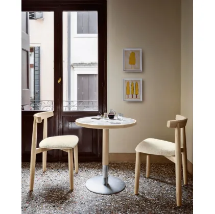 Tavolo tondo Briscola in ceramica con base in legno e metallo di Miniforms