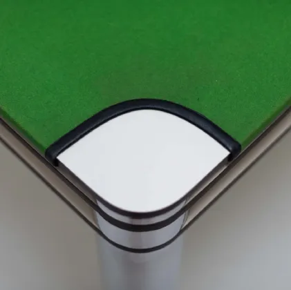 Tavolo Poker con top in laminato ricoperto da un panno verde e gambe in acciaio di Zanotta