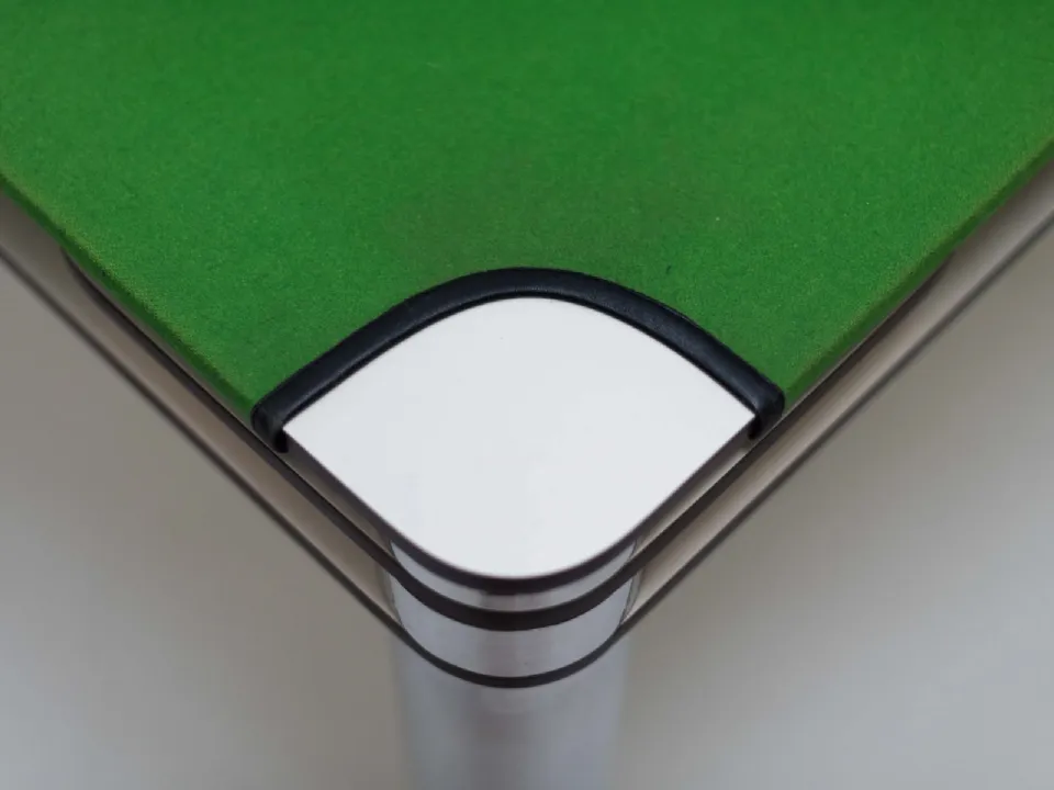 Tavolo Poker con top in laminato ricoperto da un panno verde e gambe in acciaio di Zanotta