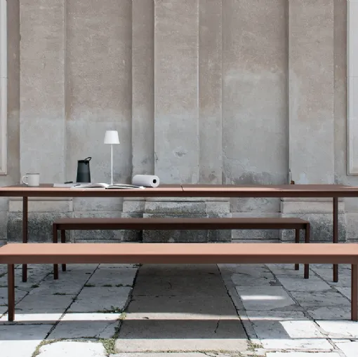 Tavolo Sintesi configurazione 06 con top in ceramico terracotta e telaio in acciaio corten di Extendo