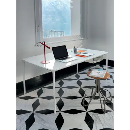 Tavolo Slim Office con top in vetro laccato e base in alluminio di Sovet