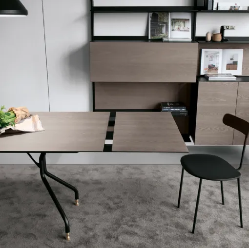 Tavolo allungabile T7 configurazione 03 con top in HPL frassino argilla, telaio in acciaio nero e terminali in ottone T7 di Extendodi Extendo