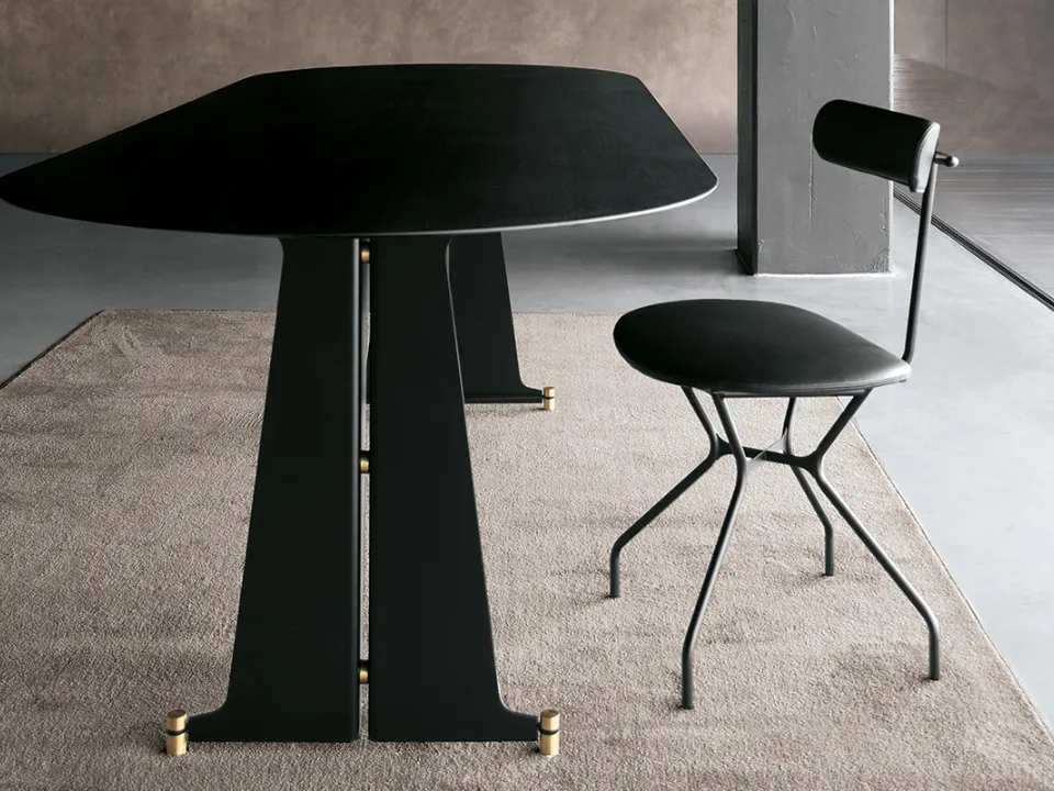 Tavolo ovale con top in HPL frassino nero, telaio in acciaio e terminali in ottone T10 configurazione 01 di Extendo