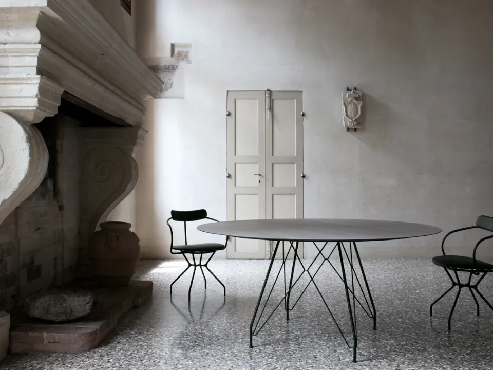 Tavolo rotondo con top in HPL frassino argilla e telaio in acciaio nero T11 configurazione 01 di Extendo