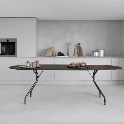 Tavolo T7 configurazione 01 con top in HPL rovere affumicato, telaio in acciaio bronzo e terminali in ottone scuro T7 di Extendo