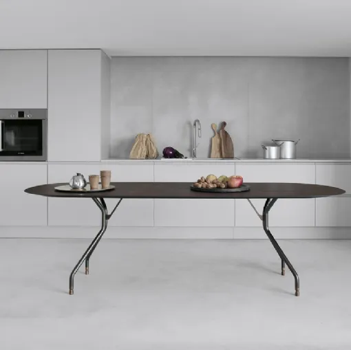 Tavolo T7 configurazione 01 con top in HPL rovere affumicato, telaio in acciaio bronzo e terminali in ottone scuro T7 di Extendo