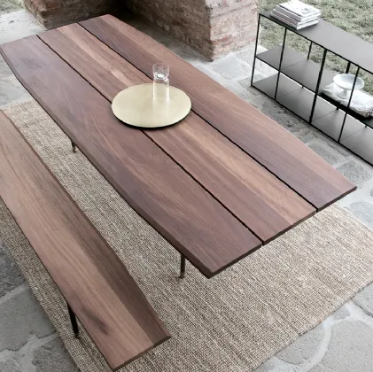 Tavolo outdoor con top in legno massiccio iroko, telaio in acciaio nero e terminali ottone scuroT8  di Extendo