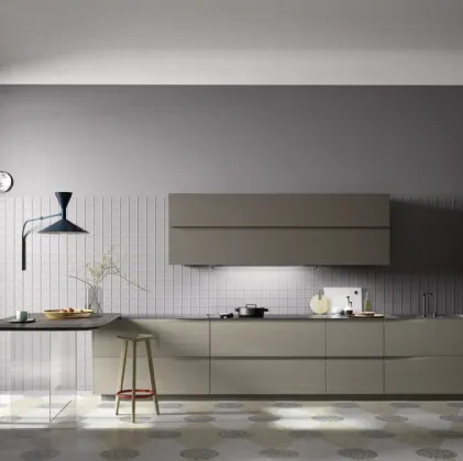 Cucina Moderna lineare in laccato lucido Visone e laccato opaco Terranova con penisola in essenza Rovere termotrattato M6 Vela di Meson's Cucine