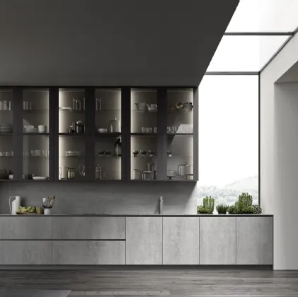 Cucina Moderna ME Materia in laminam Pietra di Savoia Grigia Bocciardata con pensili in vetro con telaio Brown di Meson's Cucine