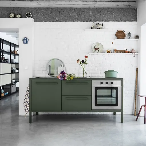 Cucina Moderna lineare Frame Moss realizzata in metallo con top in acciaio inox vintage di Fantin