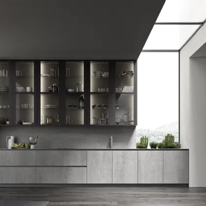 Cucina lineare su misura ME Materia in laminam Pietra di Savoia Grigia Bocciardata con pensili in vetro con telaio Brown di Meson's Cucine