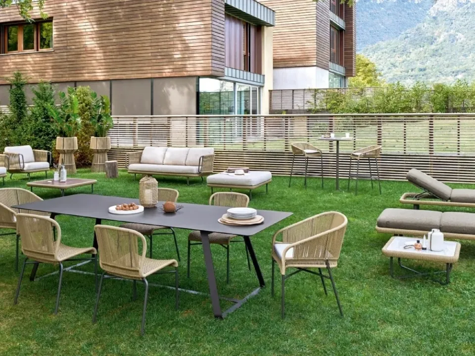 Arredo da esterno Cricket con struttura in alluminio verniciato e intreccio in fibra sintetica di Varaschin