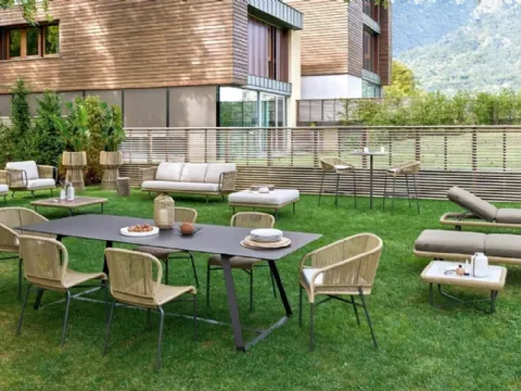 Arredo da esterno Cricket con struttura in alluminio verniciato e intreccio in fibra sintetica di Varaschin