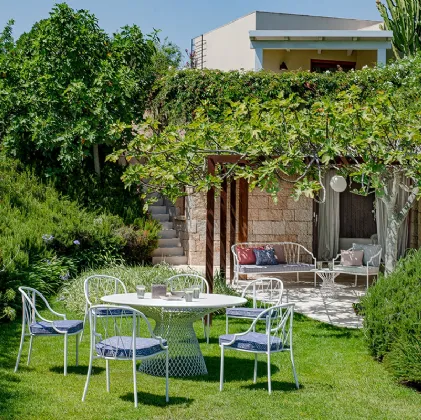 Sedia, poltroncina, divano, tavolo e tavolino in acciaio verniciato bianco Como di Emu