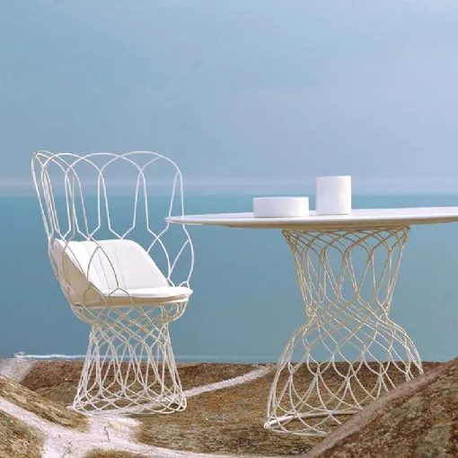 Poltroncina e tavolo in acciaio laccato bianco Re Trouvé di Emu
