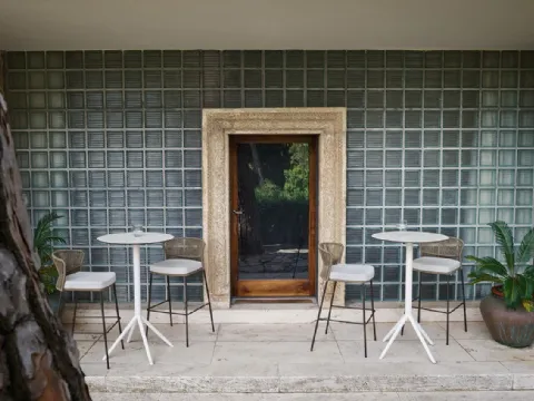 Sgabello Ola con struttura in acciaio, schienale in nastro intrecciato e seduta in tessuto imbottito di Potocco