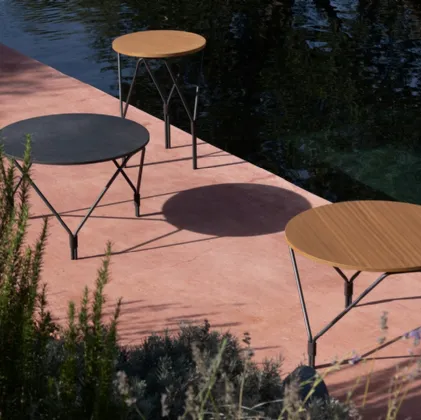 Tavolini rotondi in due diverse altezze con top in massello di Iroko o gres con base in metallo verniciato Weld di Potocco