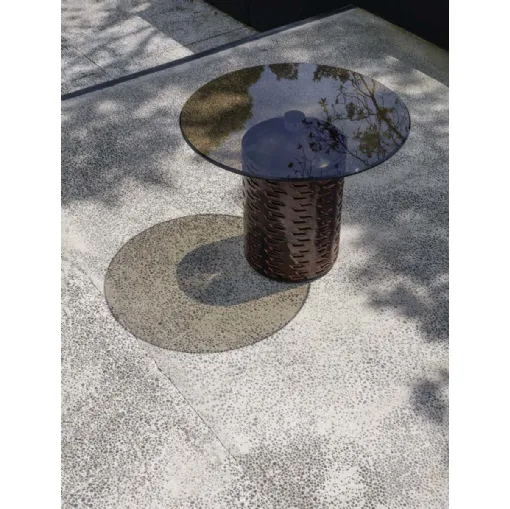 Tavolino rotondo in vetro temperato con base in ceramica con decorazione in bassorilievo Hishi di Potocco