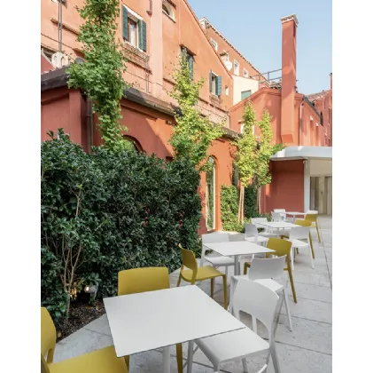 Tavolo da giardino quadrato Yop di Arper