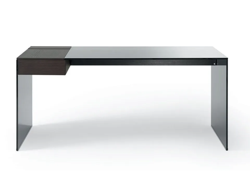 Scrivania operativa in cristallo con piano retroverniciato e cassetto in frassino Air Desk W di Gallotti&Radice